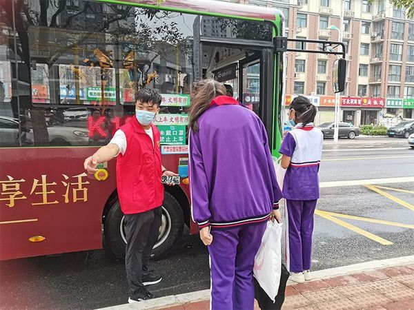 校门口站牌处引导文明乘车志愿活动
