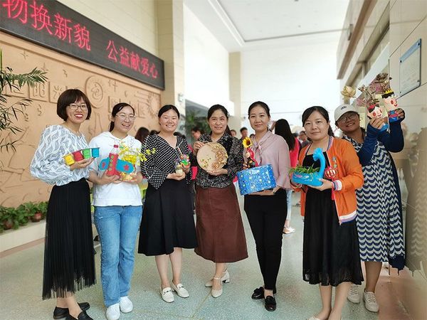 学校大厅旧物换新貌公益献爱心