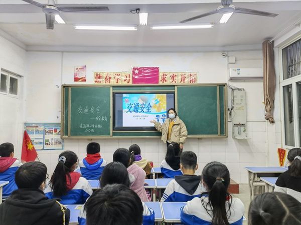 2021年12月1日班主任在教室给学生进行交通安全教育