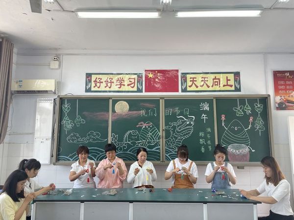 2022年5月30日道清路小学西校区在科学教室举行制作香囊活动