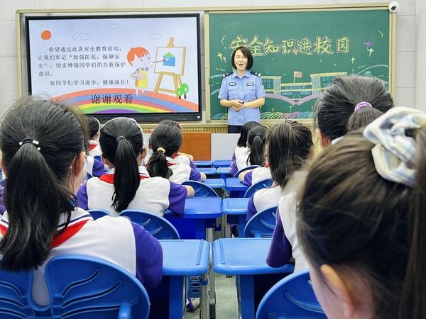 2022年6月21日，道清路小学在录播教师进行家长学校安全知识进校园讲座活动