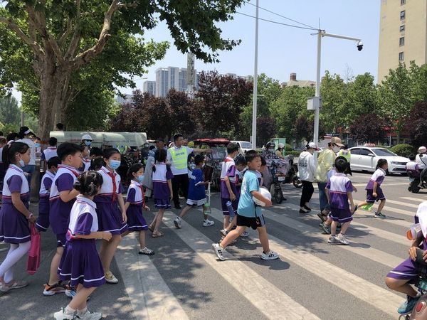 2022年6月25日，道清路小学上下学教师路队执勤