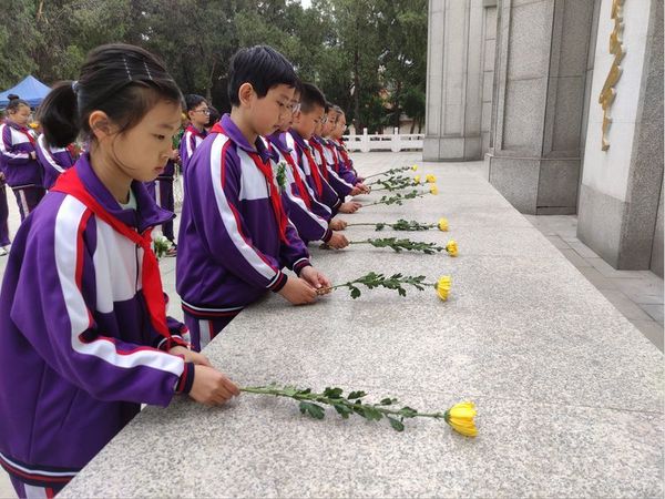 2021年，道清路小学组织学生进行清明节祭奠英烈活动