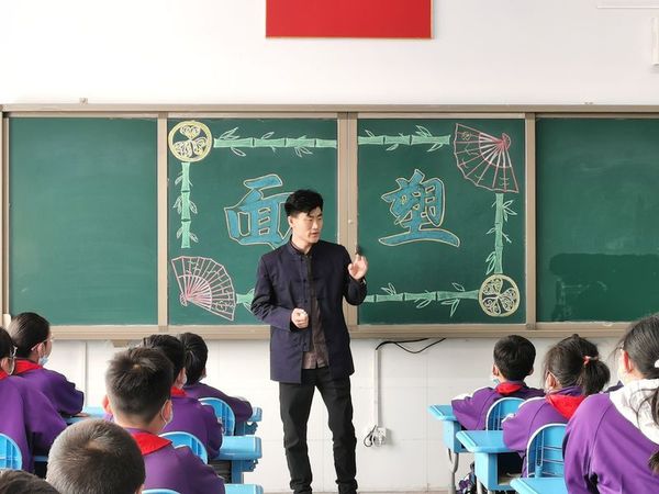 2021年4月14日,道清路小学举行传统面塑讲座