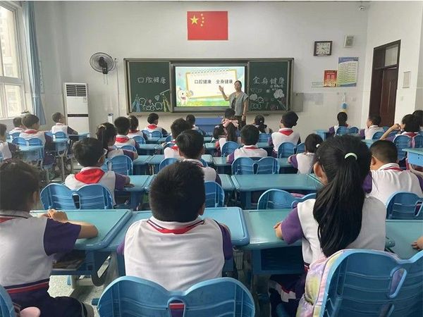 2023.9.13道清路小学教师在班级中对学生进行”爱牙日“健康教育